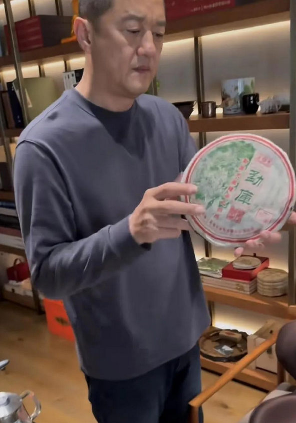 著名演员李亚鹏刚刚很愤怒，在朋友介绍的茶叶店品尝新茶，只是随随便便泡了一壶茶被收