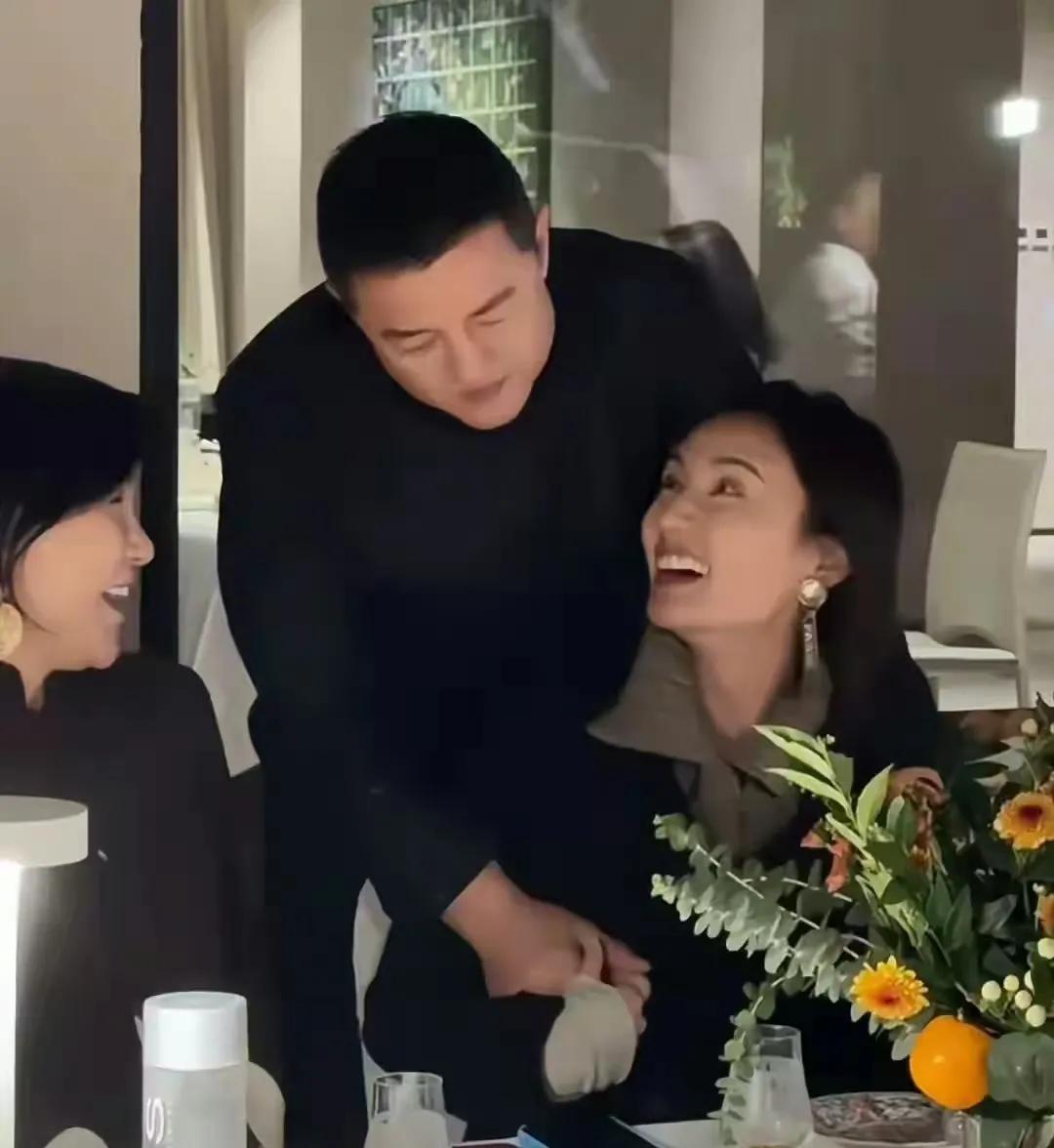 李亚鹏难得一见的带老婆参加聚会，一直以来都是男主外拼事业，海哈金喜负责带孩子打理