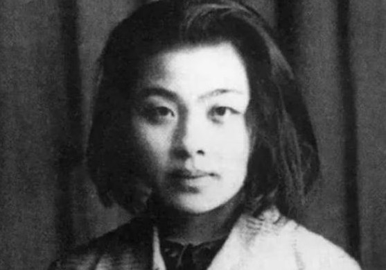丁玲，这个在文学史上熠熠生辉的名字，不仅以其卓越的文学成就留给后人无尽的思考，更