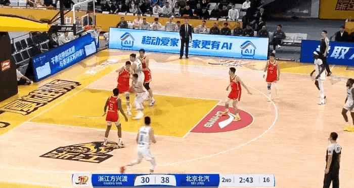 强硬！周琦篮下连续强打博班造犯规！
在今天北京和广厦的第二节比赛，周琦篮下连续强