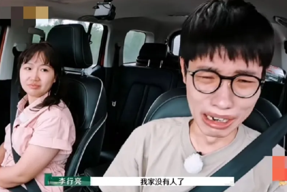 李行亮和麦琳，边开车，边吵架大哭，3个错误行为，真的是误导公众:

1. 两个人