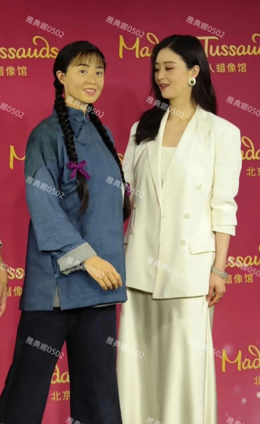 蒋欣看到自己蜡像的一刻内心是奔溃的，眼里掩饰不住的失望，这个蜡像做的让本尊苦笑不