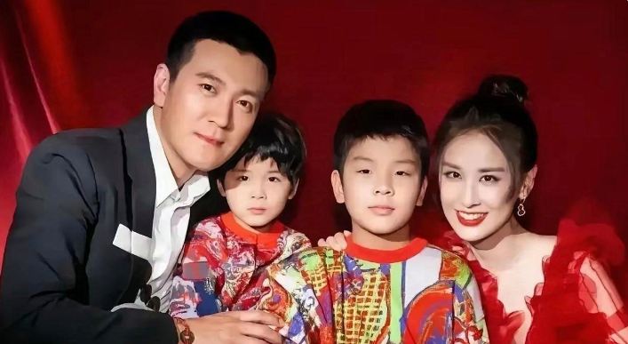 黄圣依净身出户，离婚了。

引人注目的是黄圣依选择“净身出户”，不要孩子、不要钱