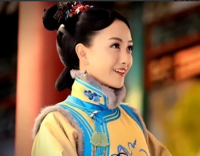 在清朝时期，一场残忍的陪葬仪式让八名年轻宫女被迫与曹贵妃一同进入古墓。墓室内，她