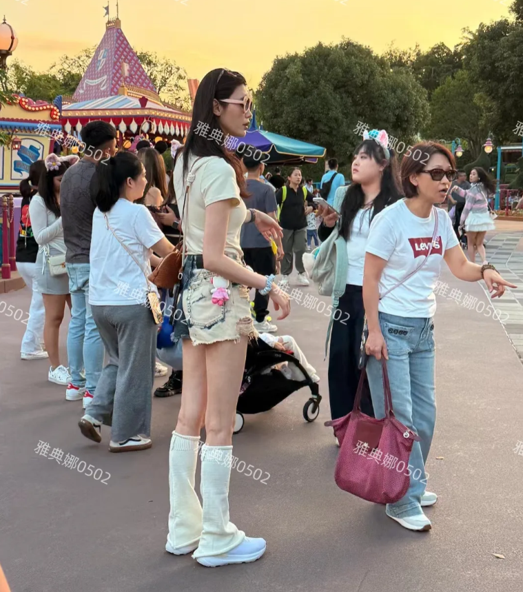香港的迪士尼遇到奚梦瑶和何猷君还有小姑子何超欣。
奚梦瑶不愧是超模，身材太好了，