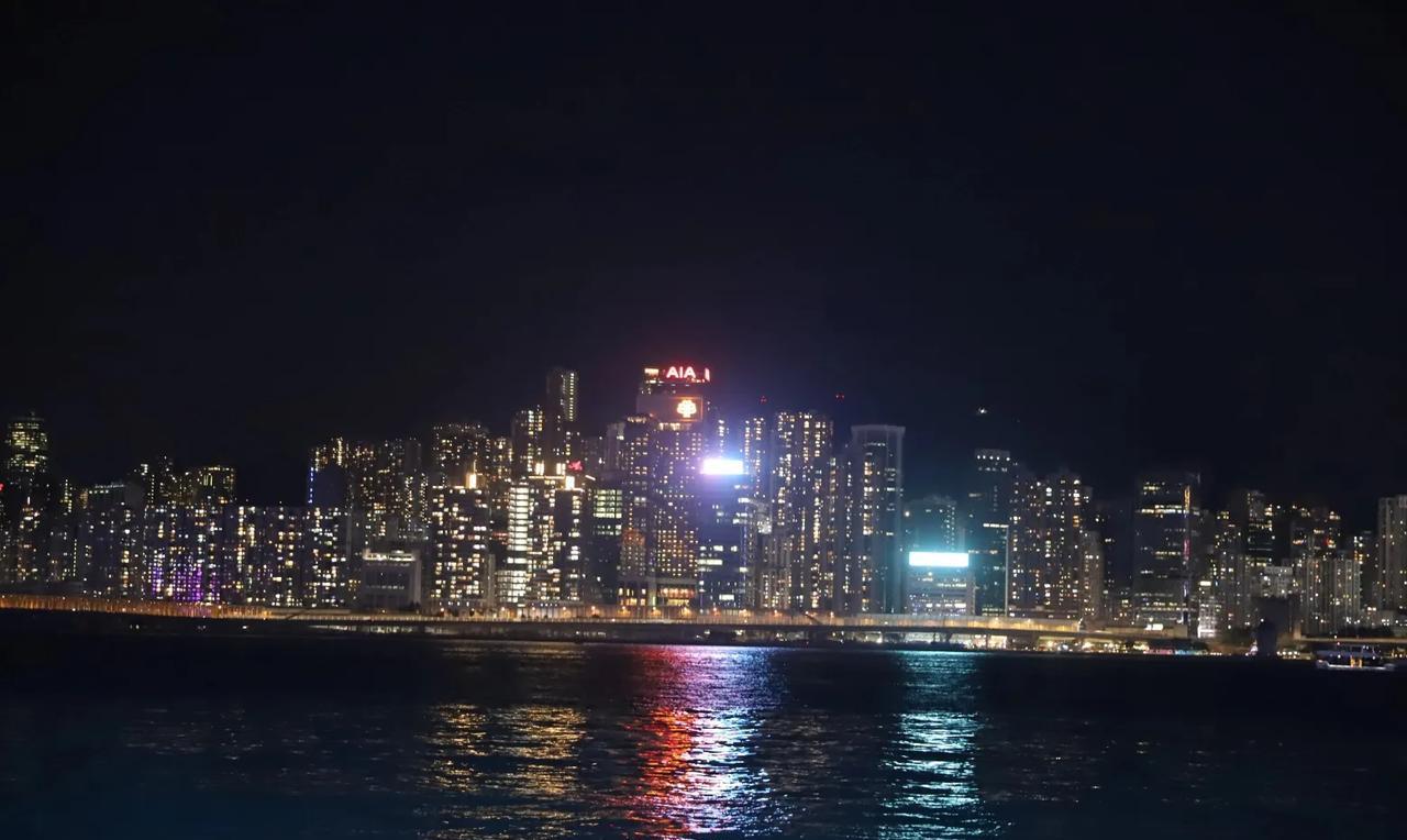 香港人叫人民币叫人仔，汽车加油叫入油，硬币叫大饼，公交车叫巴士，父亲叫老豆，母亲