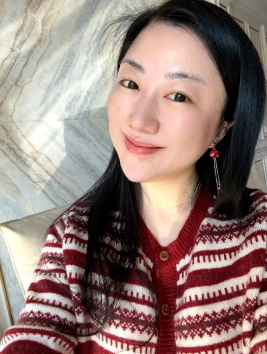 看看杨蕾过的年，真的是神仙过的日子啊！这大过年的由按摩店的女技师上门按摩，氛围感