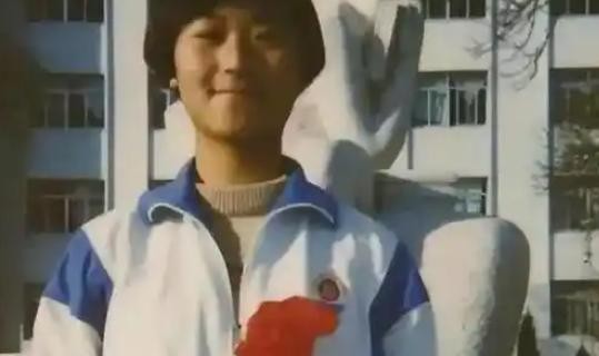 曹茜的故事触动了许多人的内心。2000年，她的父母怀着对未来的美好期望，借债8万
