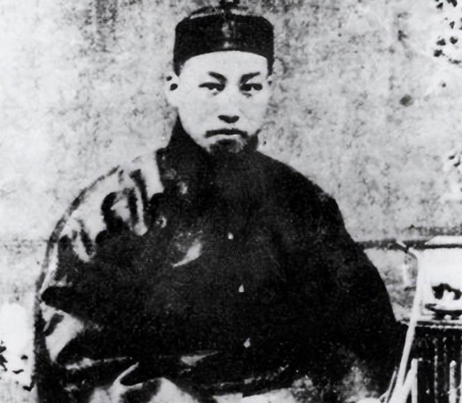 1905年，北京火车站，吴樾行刺失败，一名清军抓着他的辫子，正被清理出车厢，镜头