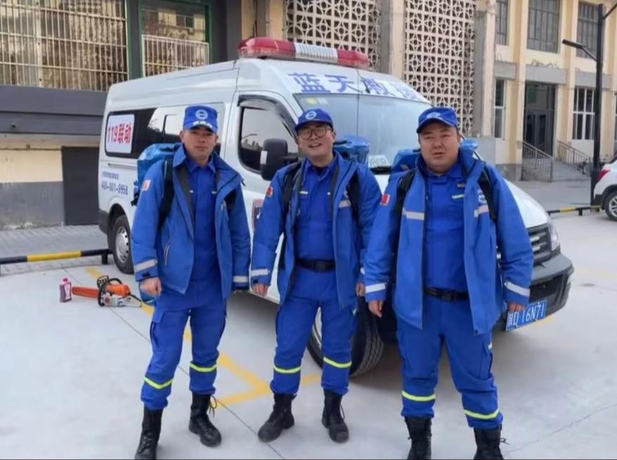 蓝天救援队队长杨朝去世，年仅35岁。
 
短短一生做了这么多公益，一路走好，希望