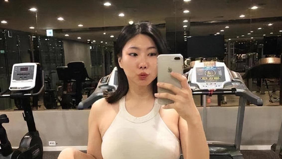 42岁阿姨倒追25岁健身教练，火速结婚并生下双胞胎，后悔了吗