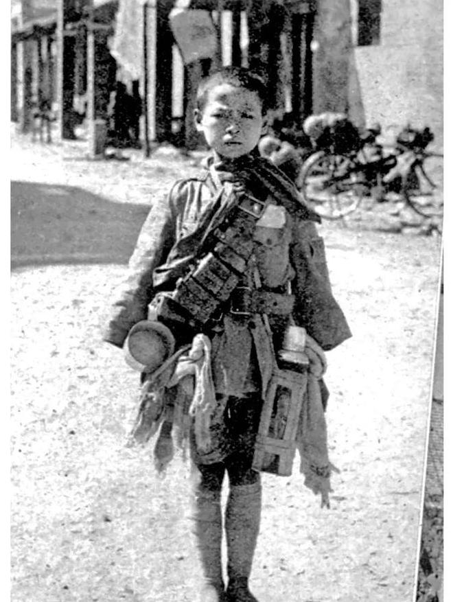 1938年，日军为了展示中国人的弱小，便给一名营养不良的孩子拍照，日本军官看到照