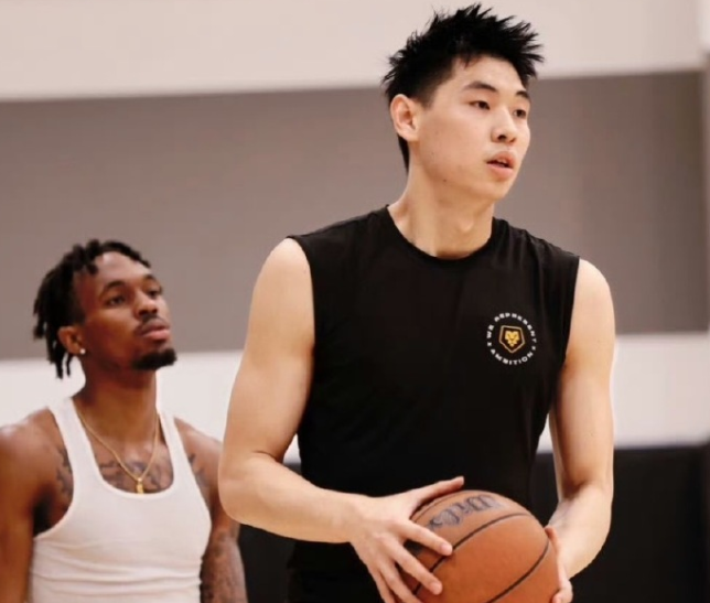 谈起自己的NBA首场试训，崔永熙给自己打满分！

有趣的是，篮网在本次试训时，安
