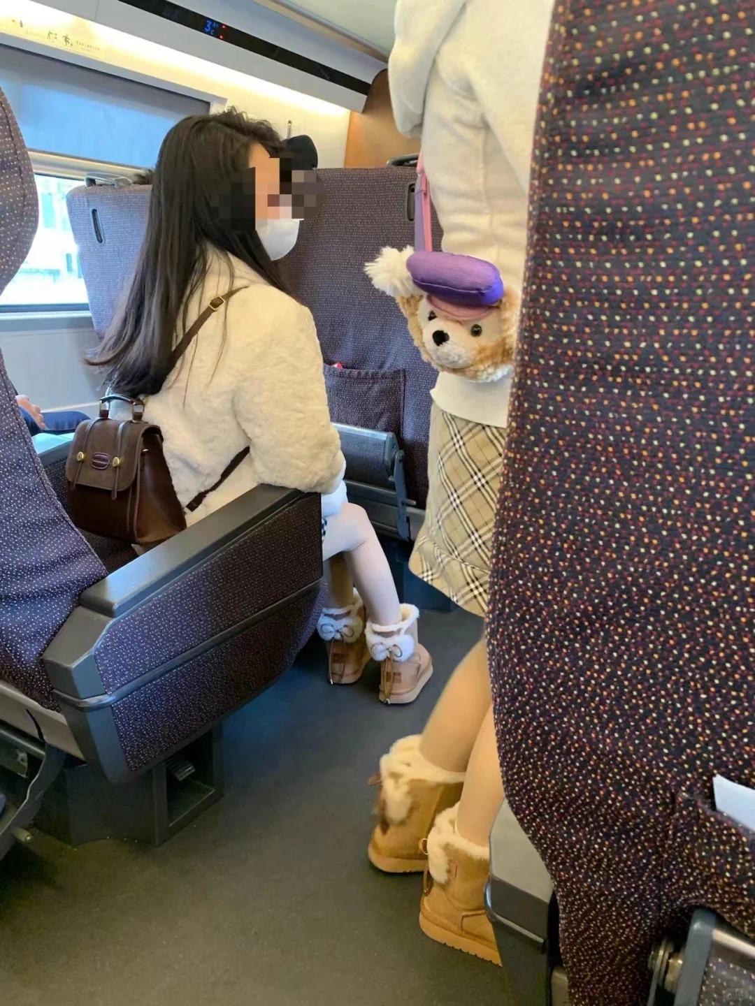 坐高铁看到的，，
高铁上看到的，姐妹们这个鞋子是不是ugg？我识图看到好像是他们