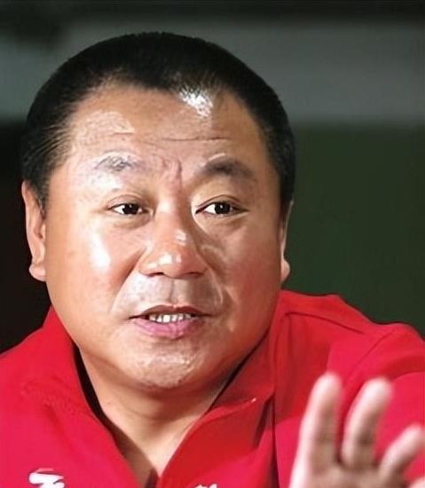 1988年，范伟和一个小护士去相亲，女方一言不发，筷子一下也没动，范伟一看又黄了