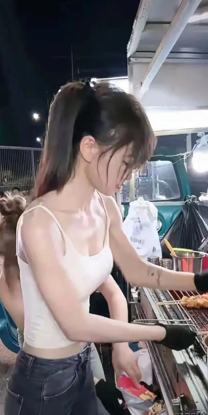 一个卖烤羊肉串的老板娘，热的汗流浃背，浑身湿漉漉的，她索性脱掉了外套，没想到生意