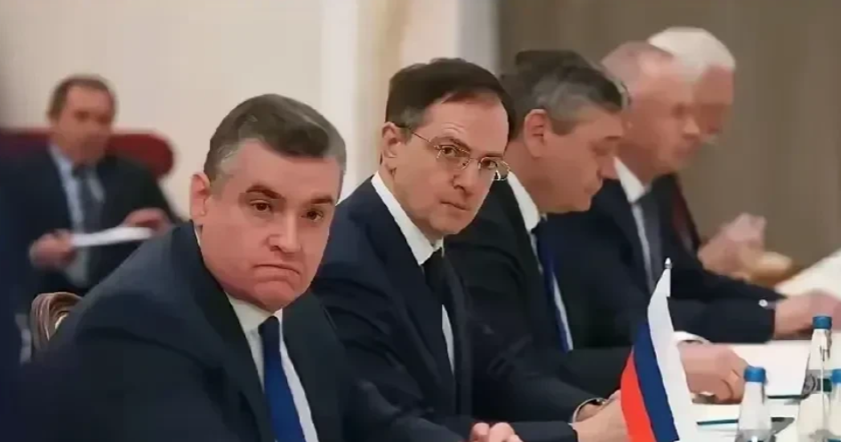 乌克兰总统总统泽连斯基表示，如果结束俄乌战争，乌克兰会蒙受重大损失！
 
第一，