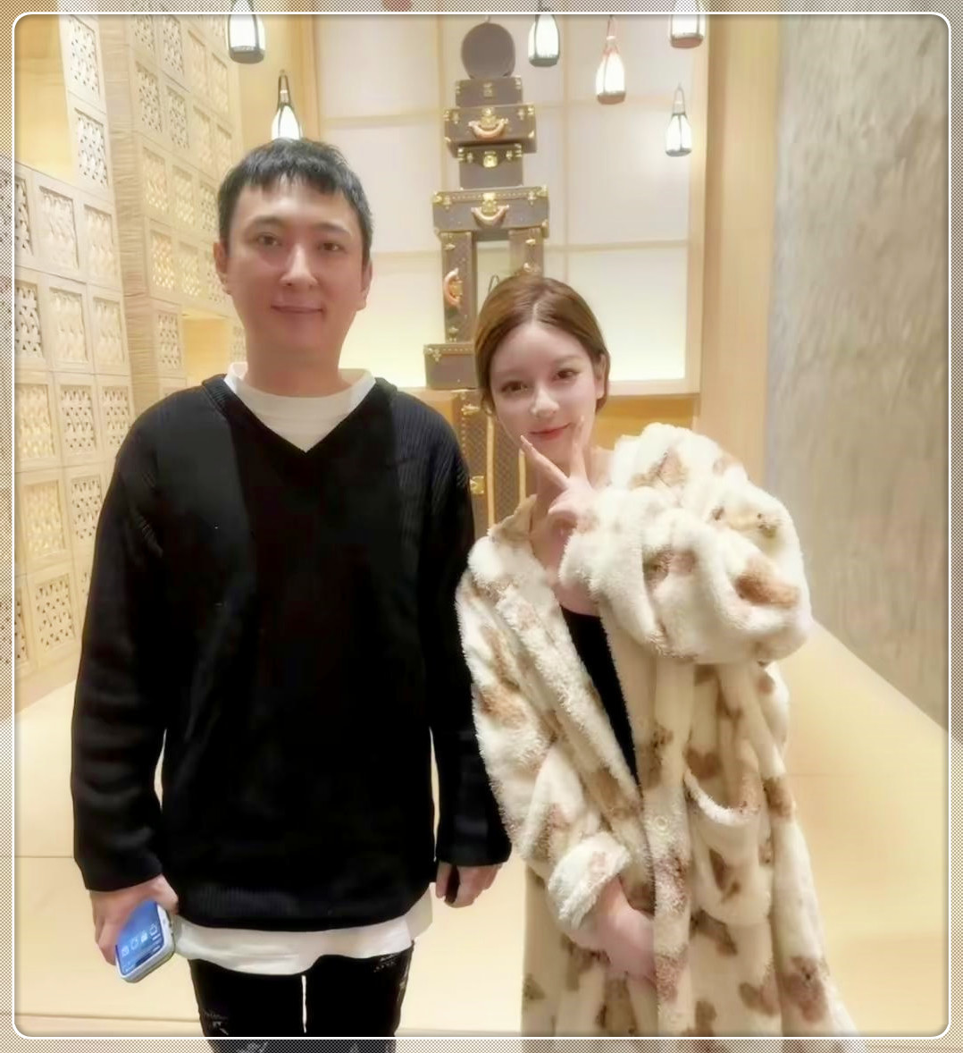 王恩聪与女子合照，态度谨慎。不论女子是否为其偶像，均表明她条件出众。