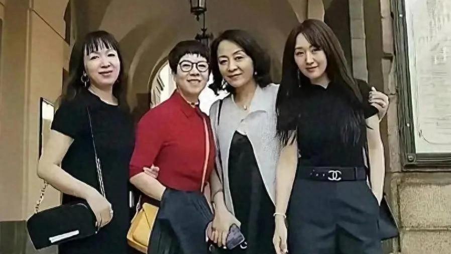 杨钰莹和高中同学合影，好友已成“老阿姨”，54岁的她仍嫩似少女