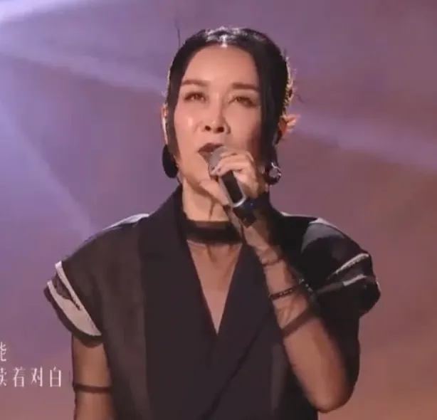 刚看完《歌手》第四期，心中演唱评分如下:

1.那英 —— 70分《搁浅》
2.