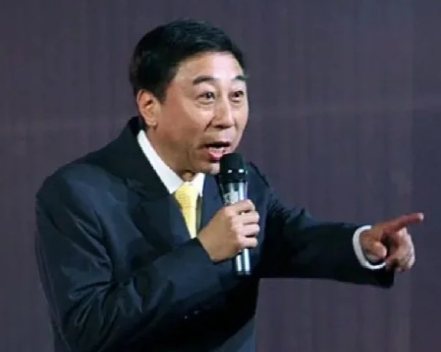 冯巩：用笑声搭建沟通桥梁的艺术大家