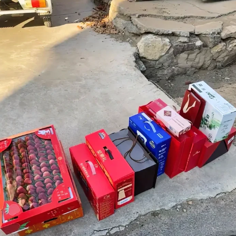 与大伯哥嫂家两年多不说话了，今天侄女儿回娘家来送年礼。不知道是何原因，也给我们送