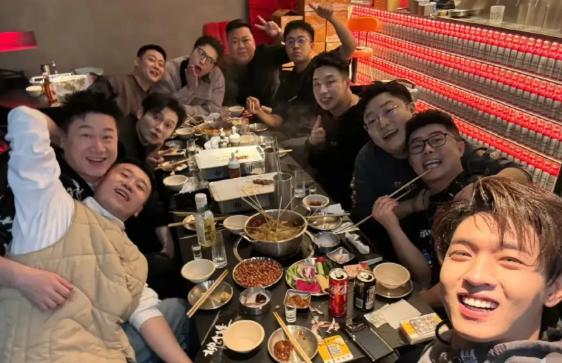 秦霄贤这事就看岳云鹏郭麒麟摆平了！
因为他现在混的的是娱乐圈，老郭是艺术圈的人，
