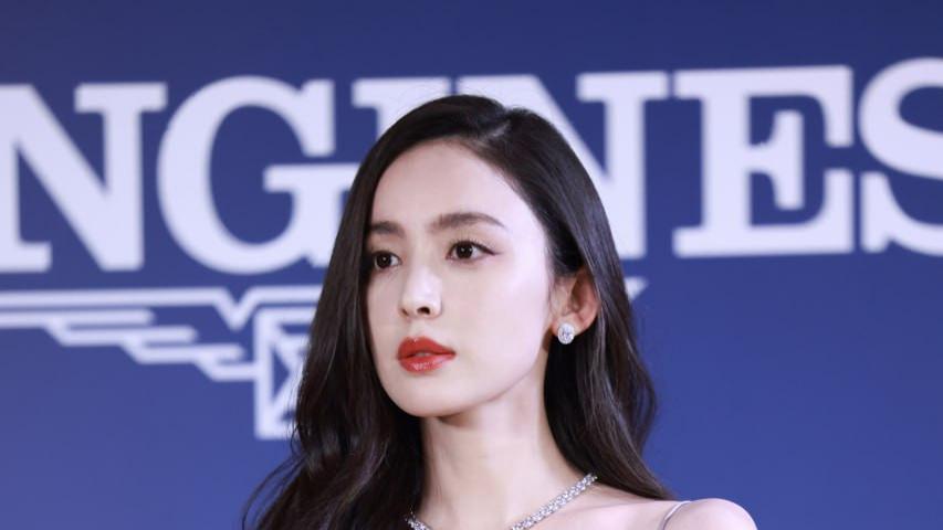 女星古力娜扎出席活动现场