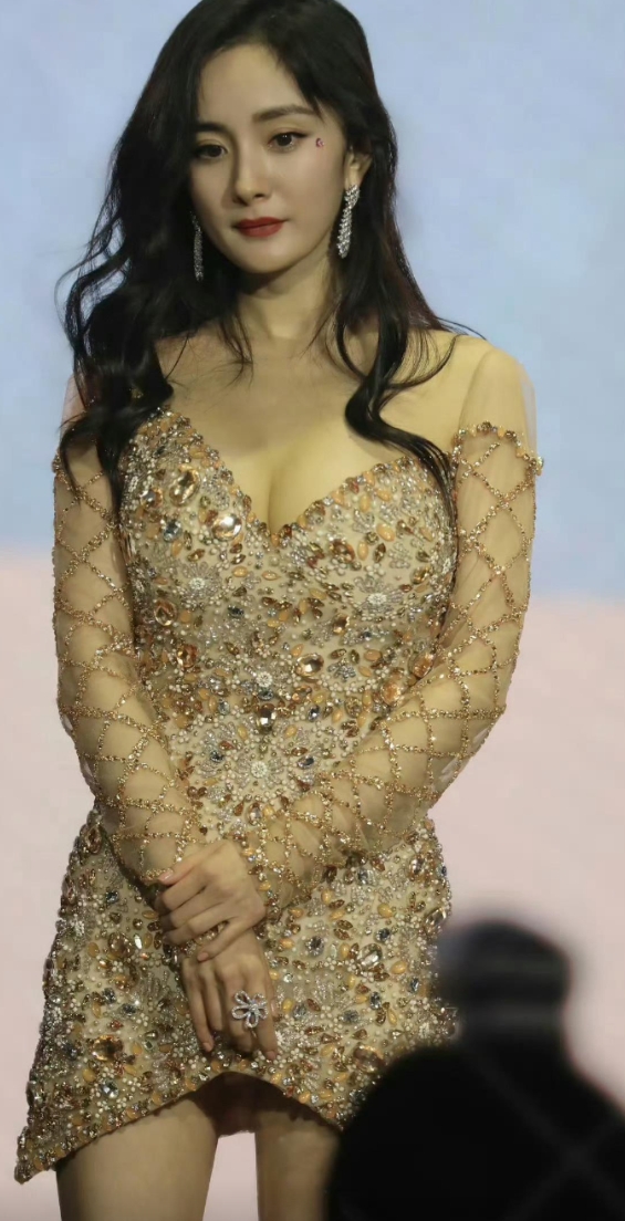 摄影师的角度也太低了，杨幂都差点走光了，杨幂拿纸挡着！！哈哈哈哈 [大笑][大笑