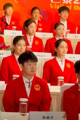 孙颖莎访港，江湖地位藏不住了：

1，记者会孙颖莎第一排，主教练李隼，队友马龙，