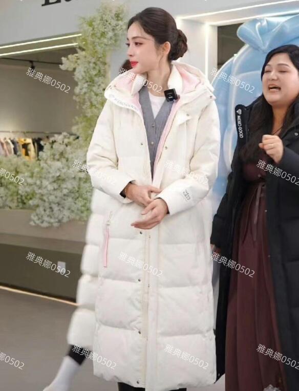 古力娜扎漂亮的很不真实，无论身高和颜值都堪称完美，旁边的人好像跟她不在一个图层里