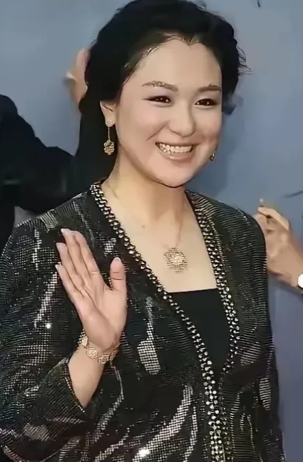 年轻时风华绝代，赛西施是她最美的高光时刻，让人记忆深刻，现在老了，一张国泰民安，