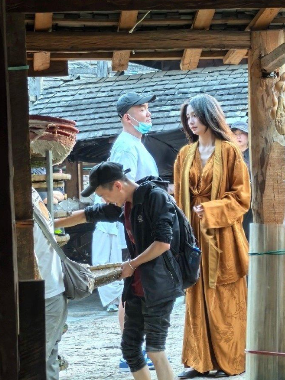 baby在云南的偶遇生图，穿的和苦咖啡冰淇淋一样还是好美、

有网友在云南街头偶