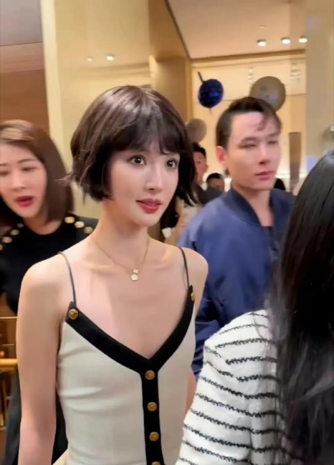 金晨的短发显得整个人都不一样了，本来她就很瘦，全身上下没什么肉，短发反而把她的脸