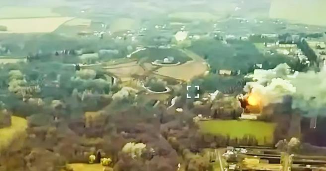 乌军对俄朝指部进行远程打击：乌军继前日使用ATCMS导弹打击俄境内目标后，又对一