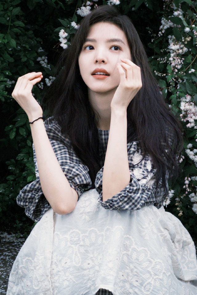 章若楠花墙拍照，并配文：今天放假了吗？
放了放了，只是没有漂亮小姐姐。