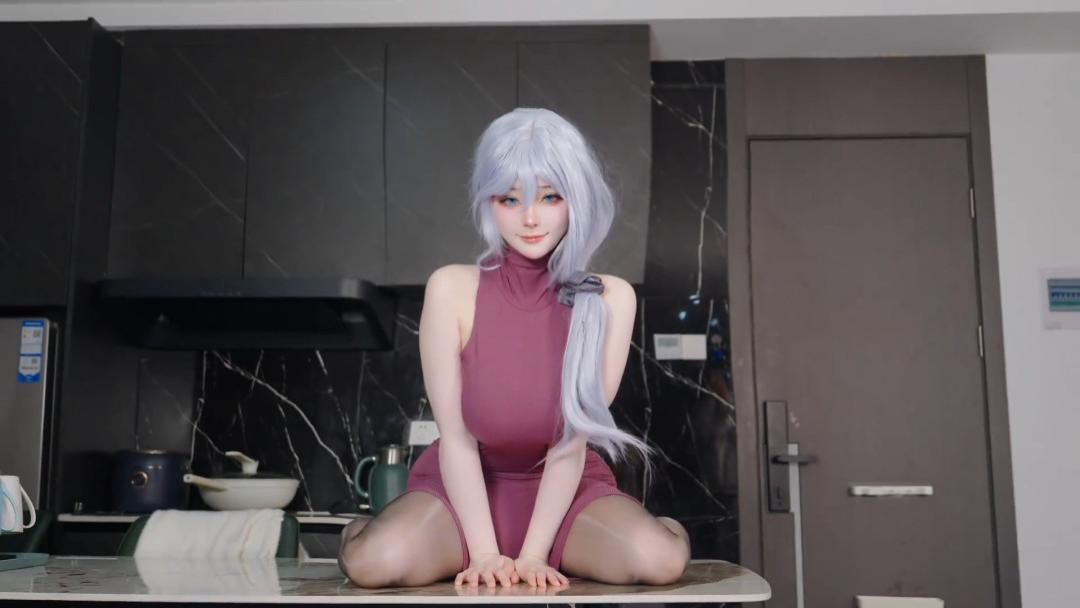 卷卷cos俄罗斯继母，黑丝玉足性感迷人，紫色紧身包臀裙风韵犹存