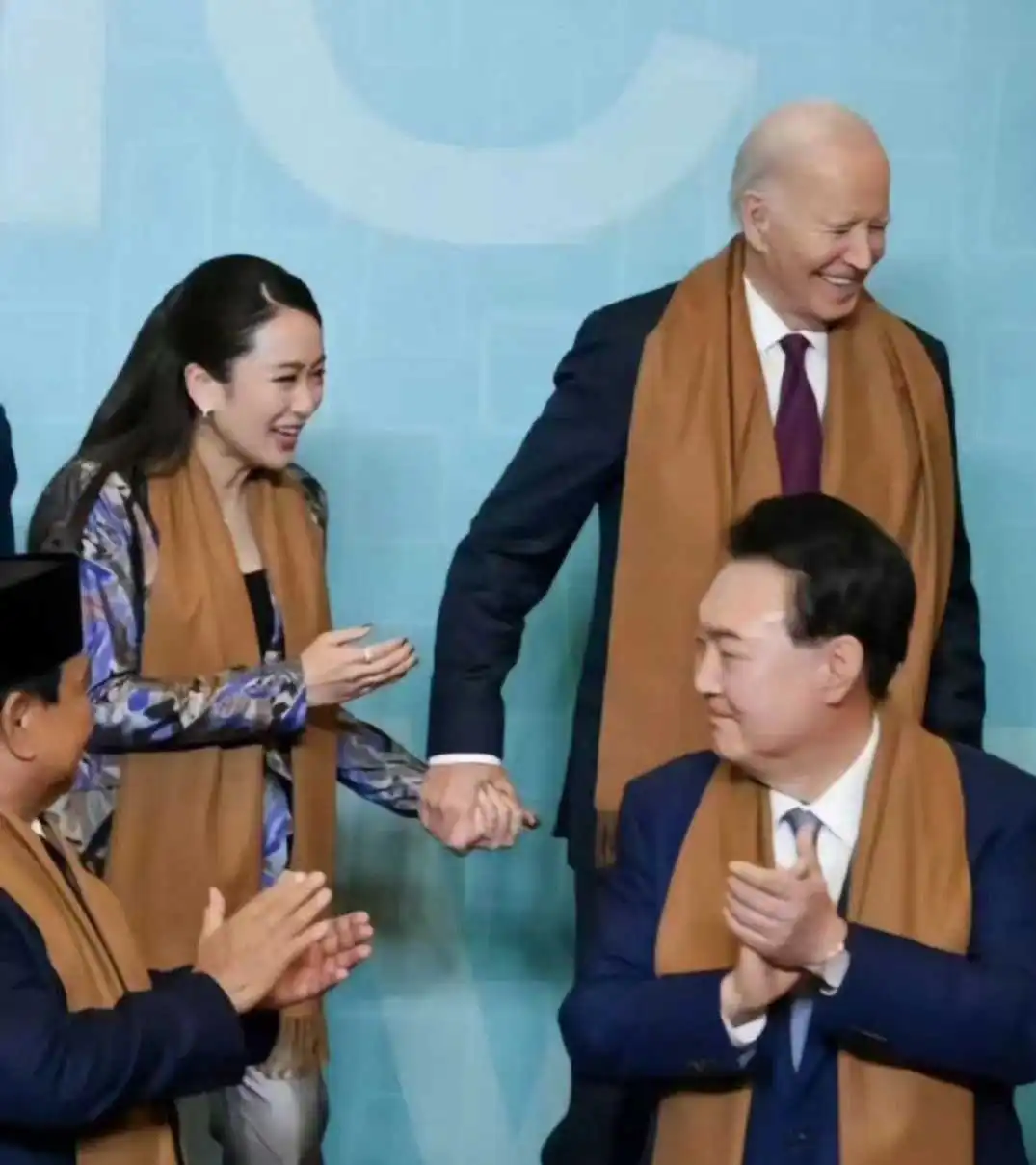 拜登这是在干嘛？