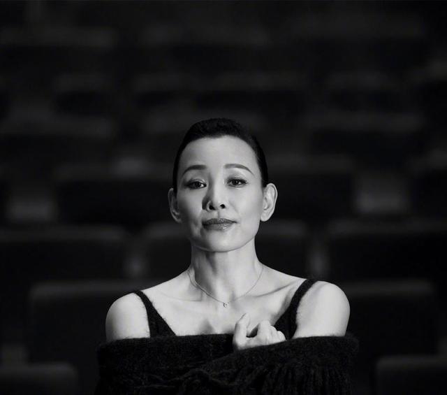 让春晚导演向全国道歉,入美国籍却回中国捞金,她到底什么来头?(美籍华人上春晚)-第8张图片-九妖电影 让春晚导演向全国道歉,入美国籍却回中国捞金,她到底什么来头?(美籍华人上春晚)-第8张图片-九妖电影