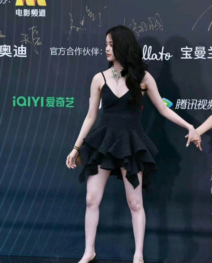 欧阳娜娜的腿型或许不是每个人心中的理想模样