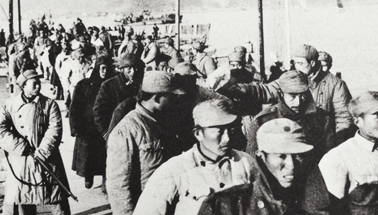 解放战争中，太岳纵队发现一穿士兵服， 着军呢裤的人低着头，偷躲在其他俘虏后面。便