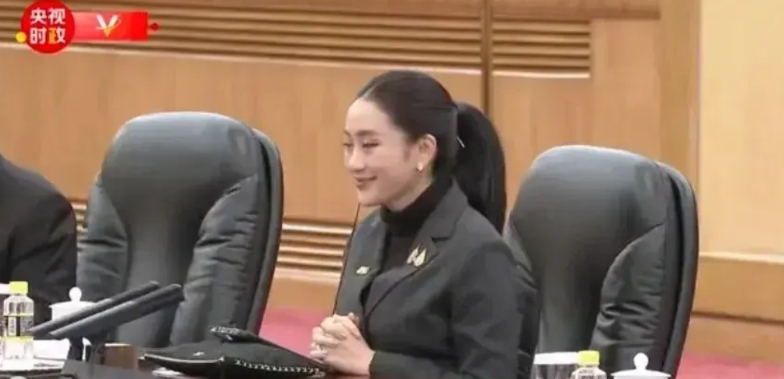 这五点细节透露了佩通坦肯定会超过她姑姑英拉：

第一、讲话时，没有任何稿子，没有