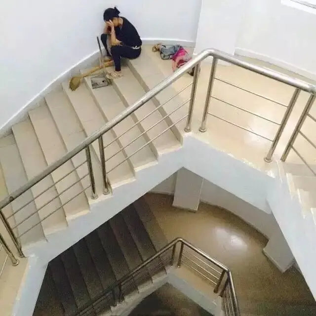 楼梯间一位保洁员大姐打扫完卫生后