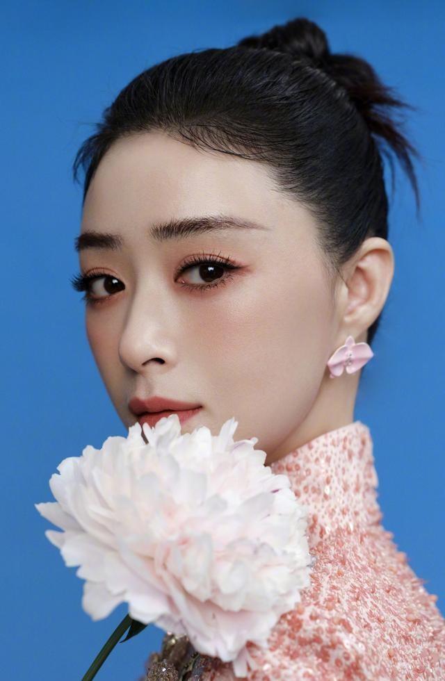 《甄嬛传》里华妃娘娘的跋扈与魅力，原来只是蒋欣的“演技秀”！这位娘娘戏外颠覆形象
