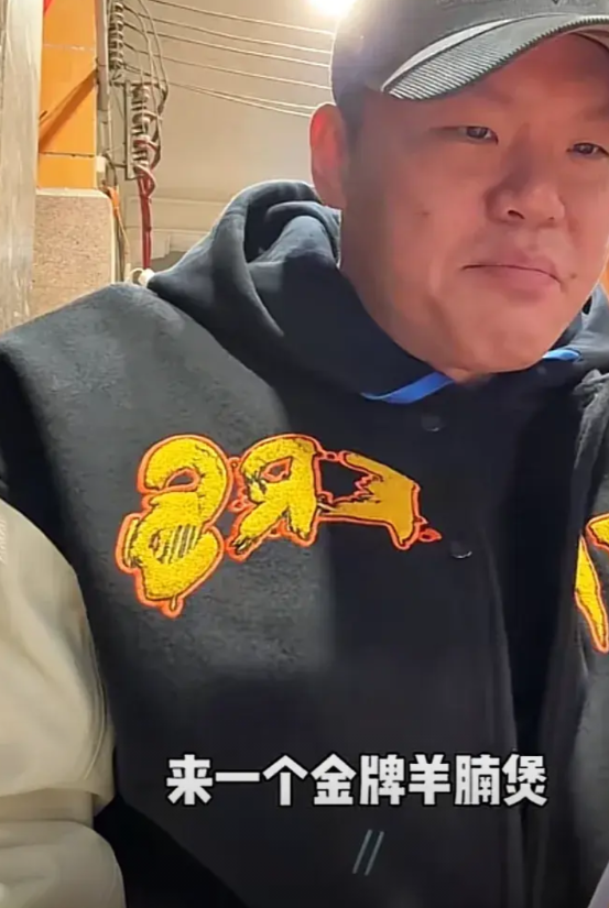 球迷们看到朱芳雨几乎天天晚上喝酒，但是他是揣着明白装糊涂。他很清醒所以他送走了周