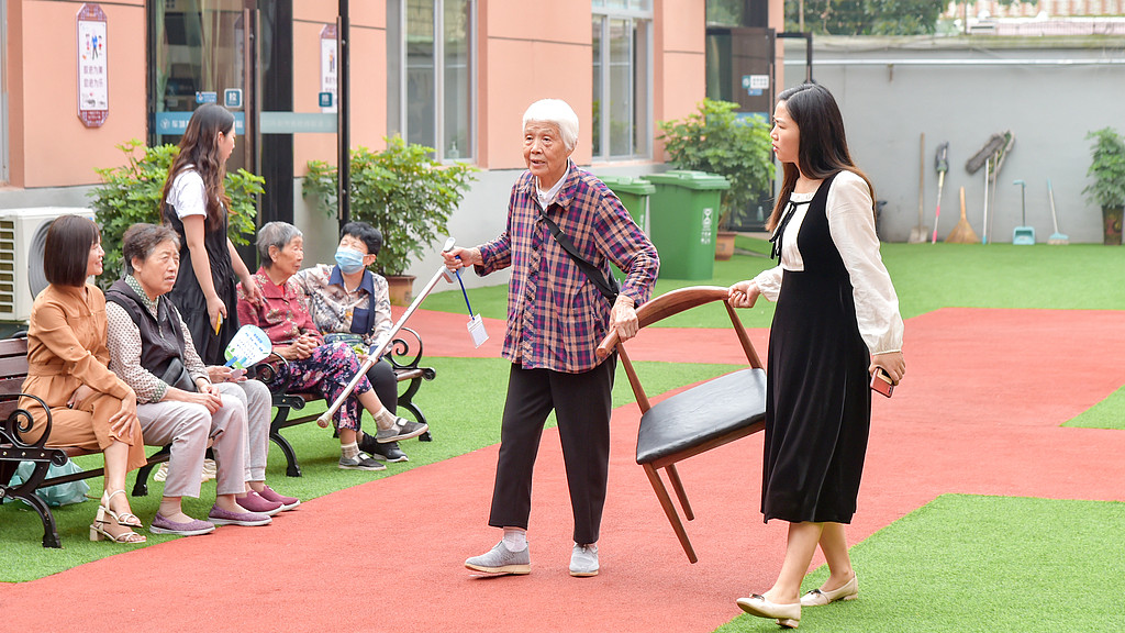 68岁独居老人去国外女儿家住了一个月，受不了女婿的鞠躬礼，回国后立下遗嘱，我搬进了养老院！