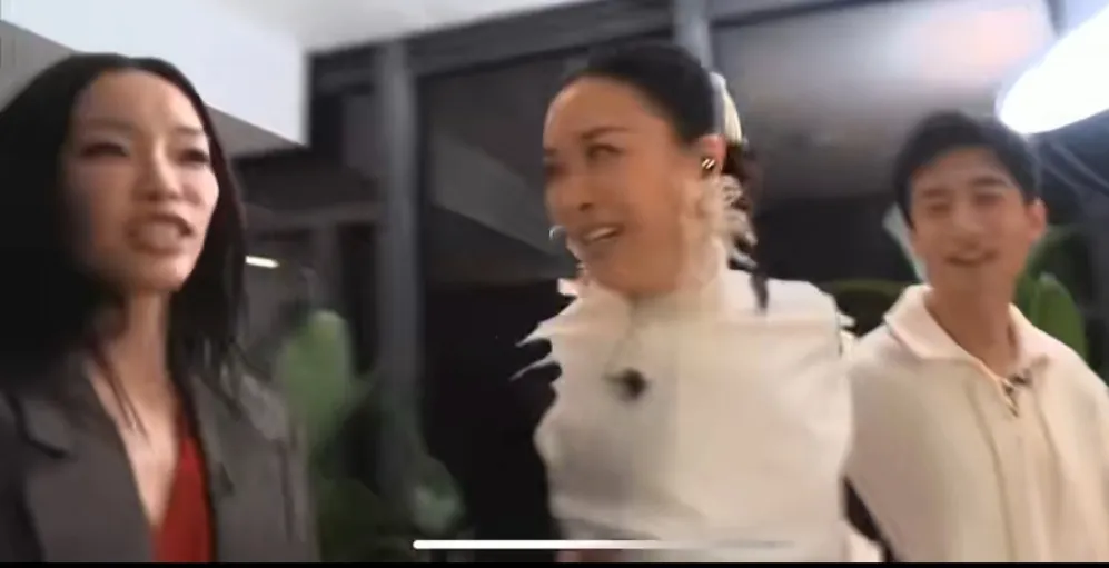 那英，语出惊人！

5月24日晚，第三期歌手节目中，那英跟亚当一起下台时，突然盛