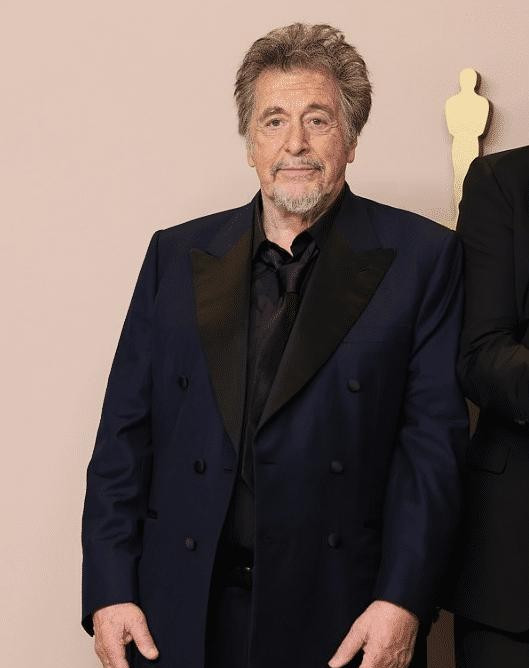 84岁好莱坞巨星1岁儿子首曝光，30岁前女友抚养，母子情深引关注