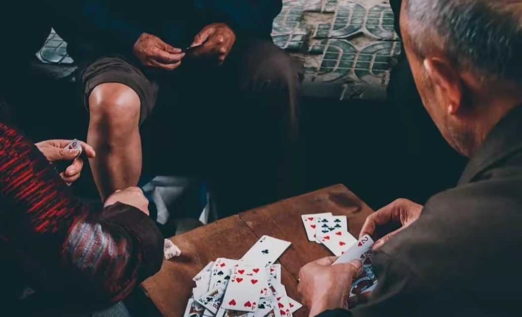 江西赣州，一男子在打牌时，围观的闻某“嘴碎”个不停，并时不时的报牌，男子多次劝说