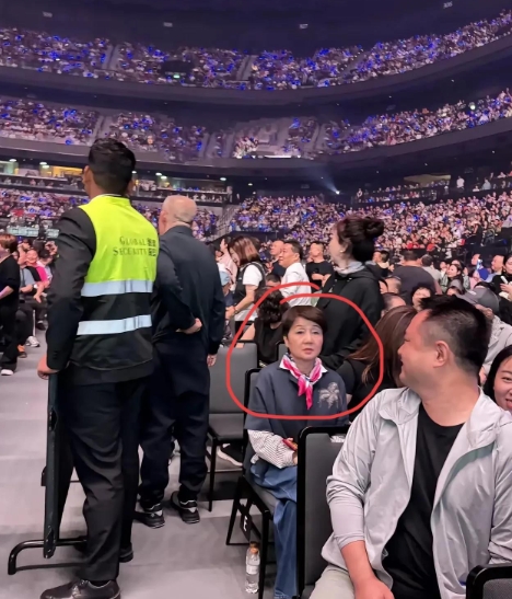 刀郎澳门演唱会，既然赌王的四姨太太，来参加刀郎澳门演唱会，还坐在前排吧？看来还是